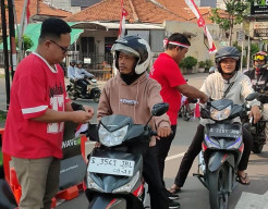 Semarak HUT RI ke-81, Satpas Colombo Surabaya Gelar Lomba Unik dan Bagikan Bendera Merah Putih