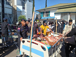 Gempa M 7,7 Guncang NTT, Satbrimob Polda NTT Gerak Cepat Evakuasi Korban dan Buka Akses