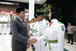 Kukuhkan 77 Anggota Paskibraka Sidoarjo, Bupati Subandi : Jadilah Penerus  yang Menjaga Kehormatan Bangsa