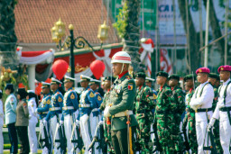 Danyonif 500/Sikatan Pimpin Upacara HUT ke-81 Kemerdekaan RI di Gedung Negara Grahadi