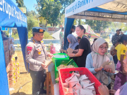 Pelayanan Makanan dan Evakuasi Korban Gempa oleh SAR Korbrimob Polri di Manggarai Timur