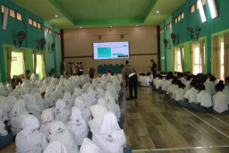 Polresta Sumenep Dorong Generasi Muda Melek Teknologi melalui Sosialisasi Edukasi Paham AI di MAN Sumenep