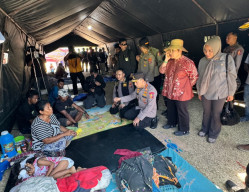 Polri Perkuat Penanganan Gempa NTT, Kapolri Tinjau Lokasi Terdampak dan Serahkan Bantuan