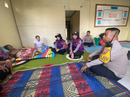 Polri Berikan Konseling dan Trauma Healing bagi Korban Gempa di Manggarai Barat