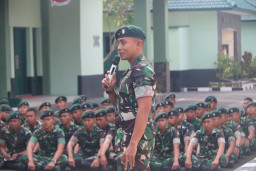 Letkol Inf Imam Adiyanto Beri Jam Komandan, Prajurit Yonif 500/Sikatan Diminta Perkuat Disiplin dan Soliditas