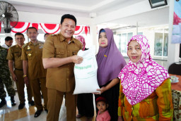 Salurkan Bantuan Pangan Alokasi Juli-September di Sedati, Bupati Subandi  Pastikan Kualitas Beras dan Ketepatan Sasaran
