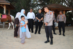 Senja di Pantai Lombang, Kapolresta Sumenep Sapa Wisatawan Lewat Patroli Harkamtibmas