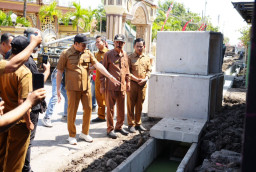 Sidak Betonisasi Jalan Tambak Cemandi, Bupati Subandi Tekankan  Pentingnya Percepatan sekaligus Kualitas Hasil Pembangun