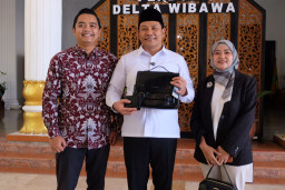 Tas Kulit Sidoarjo Menuju Paris Fashion Week, Bupati Subandi Apresiasi Acapcop