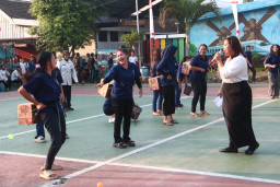 Lapangan Jadi Panggung Keceriaan, Warga Binaan Lapas Kelas I Madiun Adu Seru di Lomba Tradisional Goyang Kardus