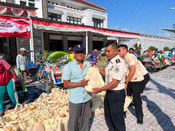 Bakti Sosial Sambut HUT ke-81 RI, Lapas Narkotika Pamekasan Salurkan 125 Paket Beras kepada Tukang Becak