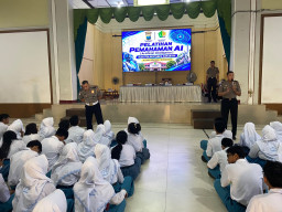 Polrestabes Surabaya Edukasi Siswa SMAN 1 tentang AI, Tekankan Penggunaan Aman dan Etis