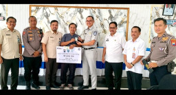 Bentuk Apresiasi Wajib Pajak Taat, Tim Pembina Samsat Sampang Bagikan Logam Mulia 5 Gram