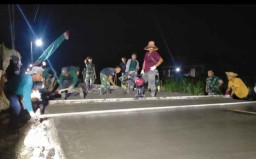 Tembus Malam, Satgas TMMD 129 dan Warga Panyepen Gotong Royong Cor Jalan Beton