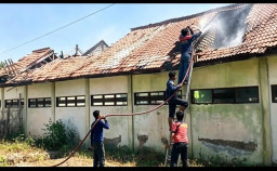 Respon Cepat Damkar dan Warga Selamatkan SDN Rongtengah 5 dari Kebakaran Hebat