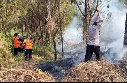 Polisi dan Petugas Gabungan Berhasil Padamkan Karthula di Kawasan TNBTS Ranupani Lumajang