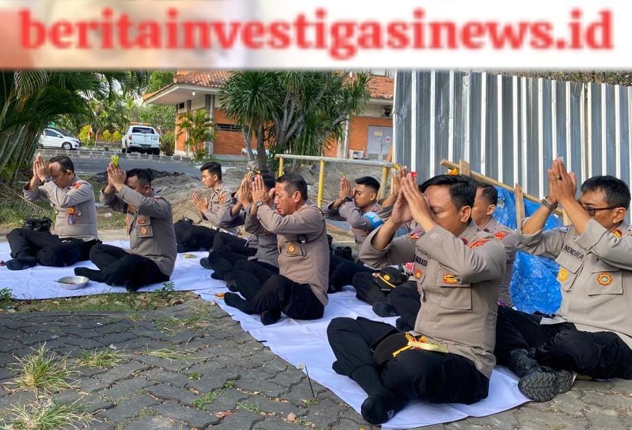 Hari Purnama Bertepatan Penampahan Galungan, Polres Bandara Sembahyang Bersama 