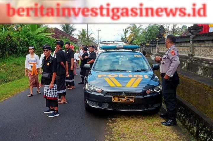 Bhabinkamtibmas Desa Kukuh Amankan Rangkaian Upacara Pedudusan Alit