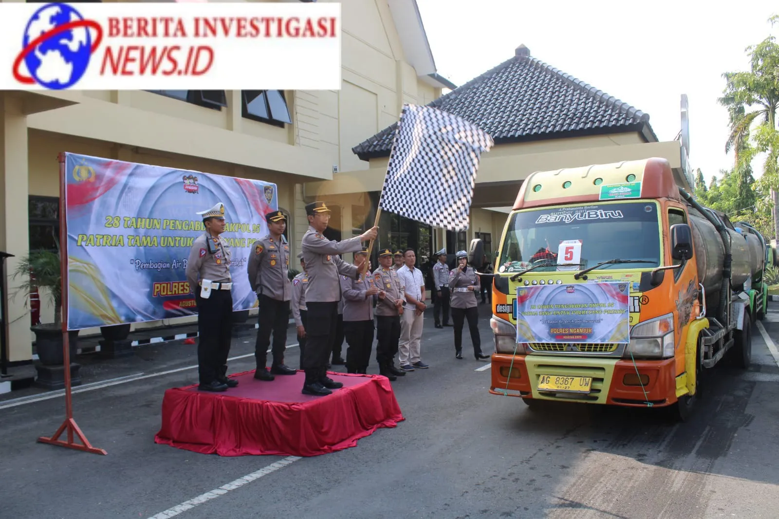 Polres Nganjuk Bersama Alumni Akpol 95 Patria Tama Bantu 20 Truk Tangki Air Bersih Siap Minum