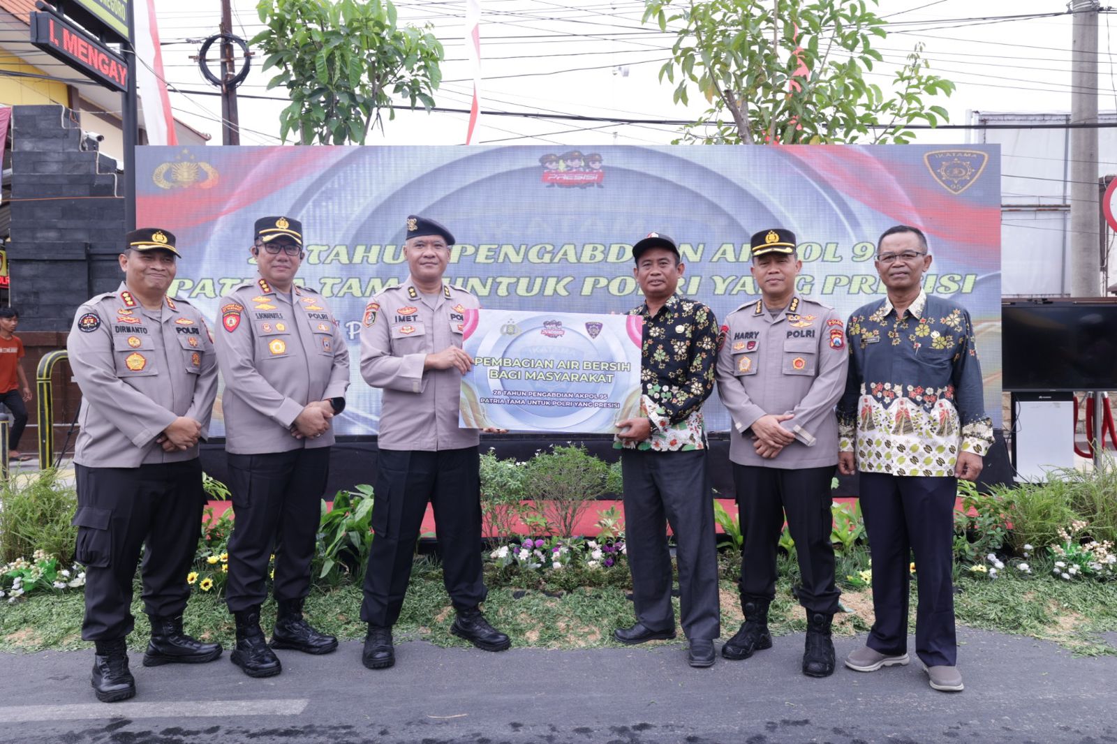 28 Tahun Pengabdian Akpol 95 Patria Tama Salurkan 3 Juta Liter Air Bersih Untuk Warga Jatim