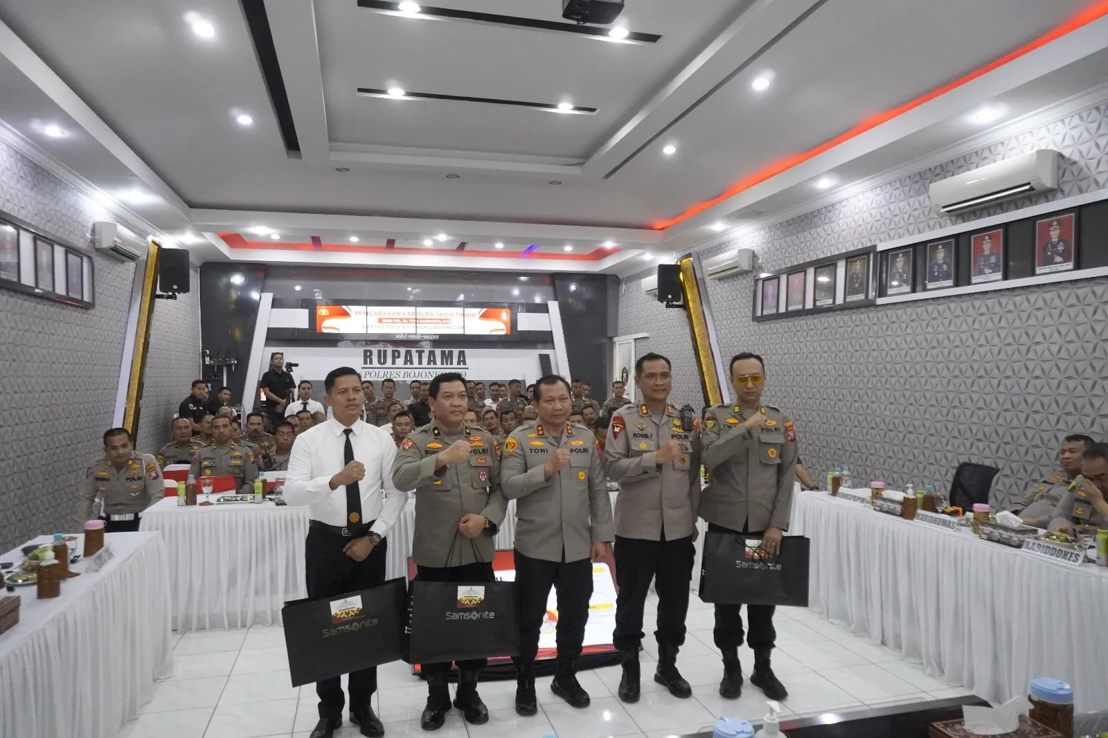 Kunjungi Polres Bojonegoro Kapolda Jatim Beri Penghargaan