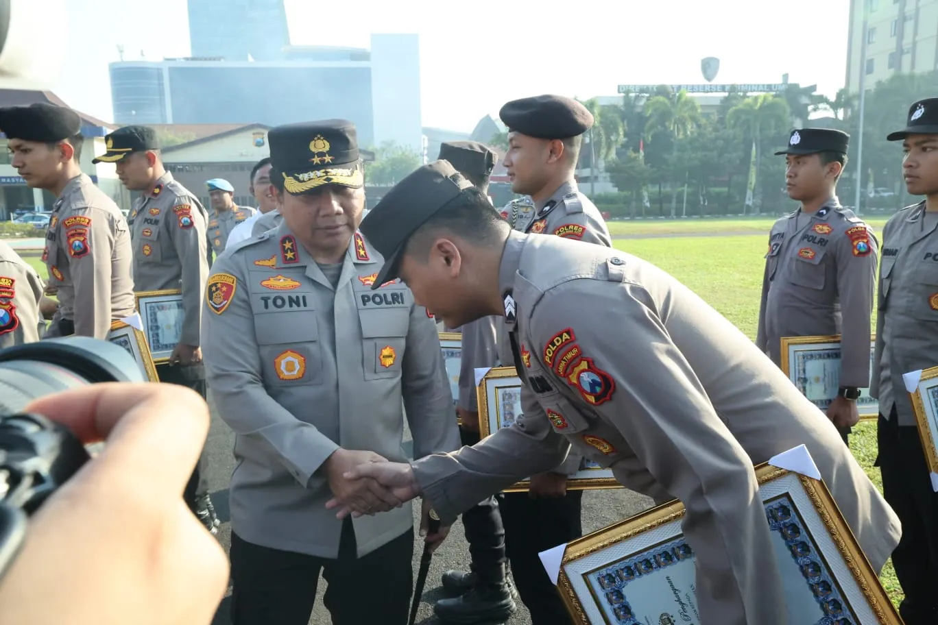 Dinilai Berprestasi Kapolda Jatim Beri Penghargaan Kepada 151 Personel