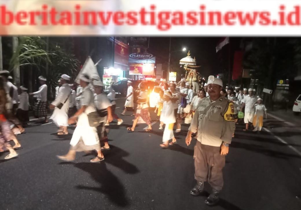 Atensi Upacara Adat, Polisi Banjar-Bhabinkamtibmas Bersama SipanduBeradat Atur Arus Lalin