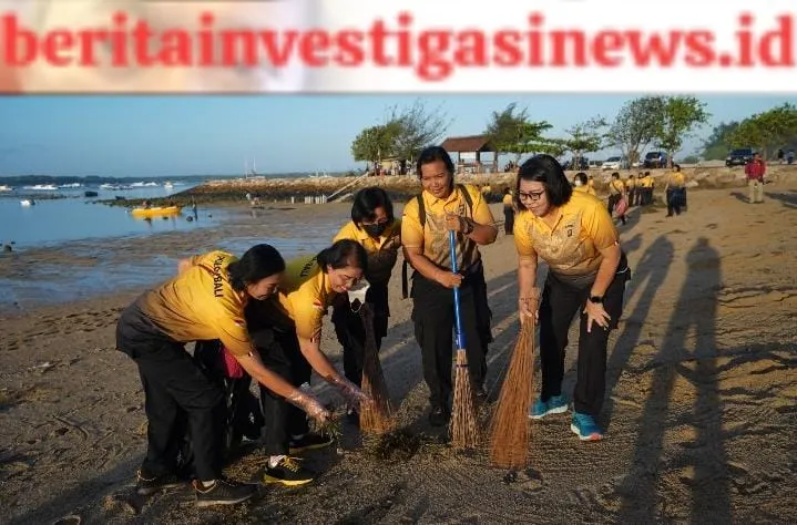 Polwan Polda Bali Bersihkan Pantai Mertasari Sambut Hari Jadi ke-75