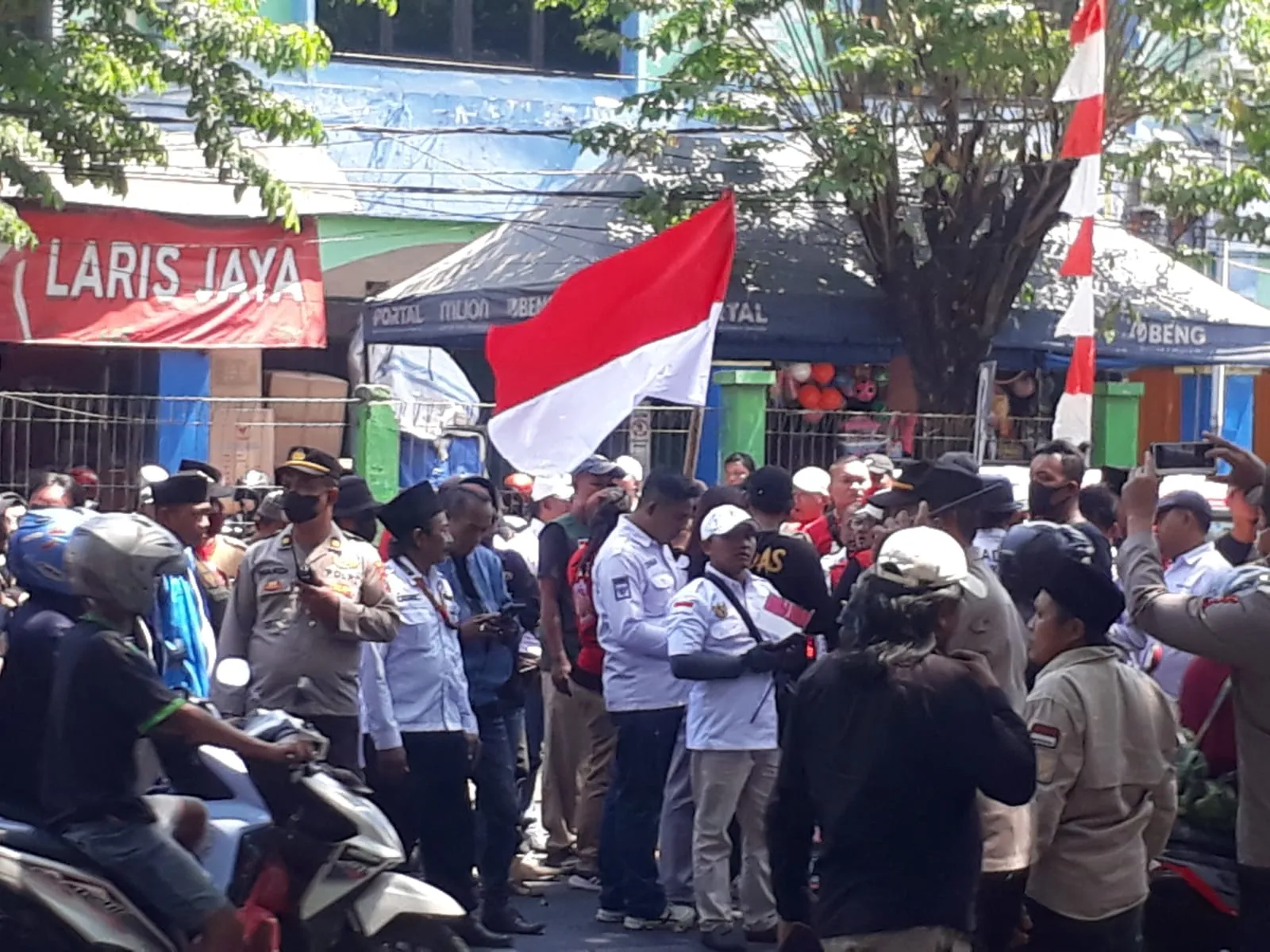 Demo Gabungan Ormas Madas Dan Ami Terkait Satpol-PP Tindakan Anarkis Terhadap Pembongkaran Pasar Di Larangan