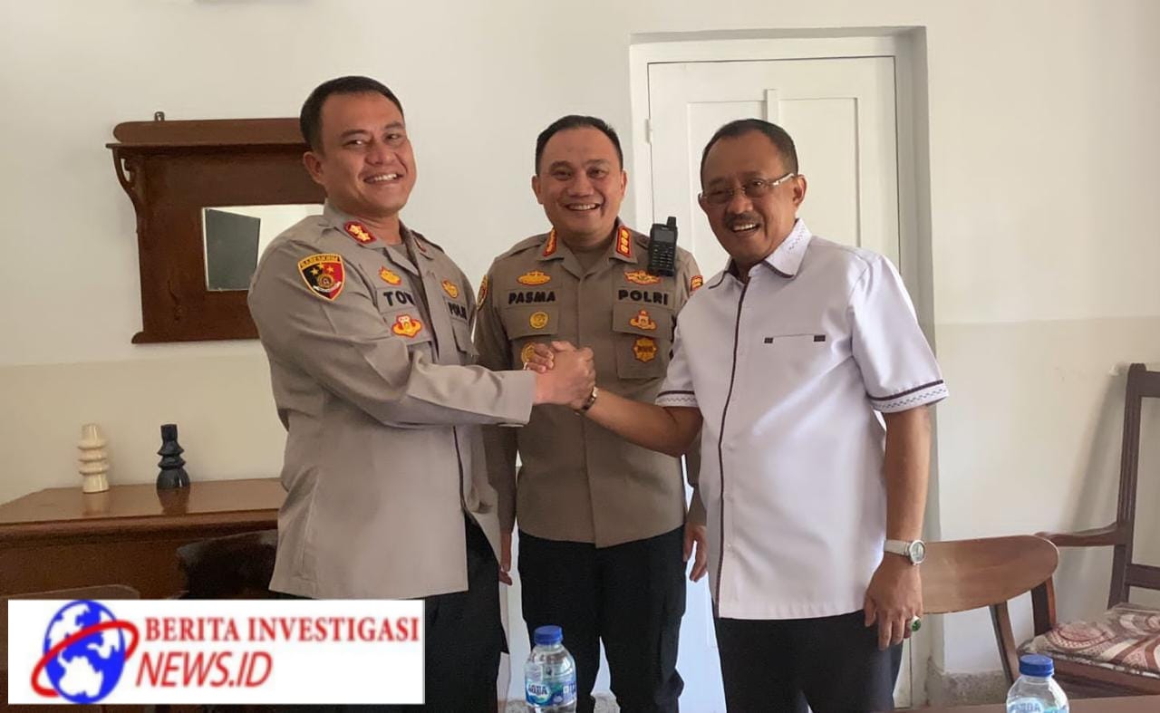 Akhiri Kesalahpahaman Kabag Ops Polrestabes Surabaya dan Wawali Armudji Saling Berjabat Tangan
