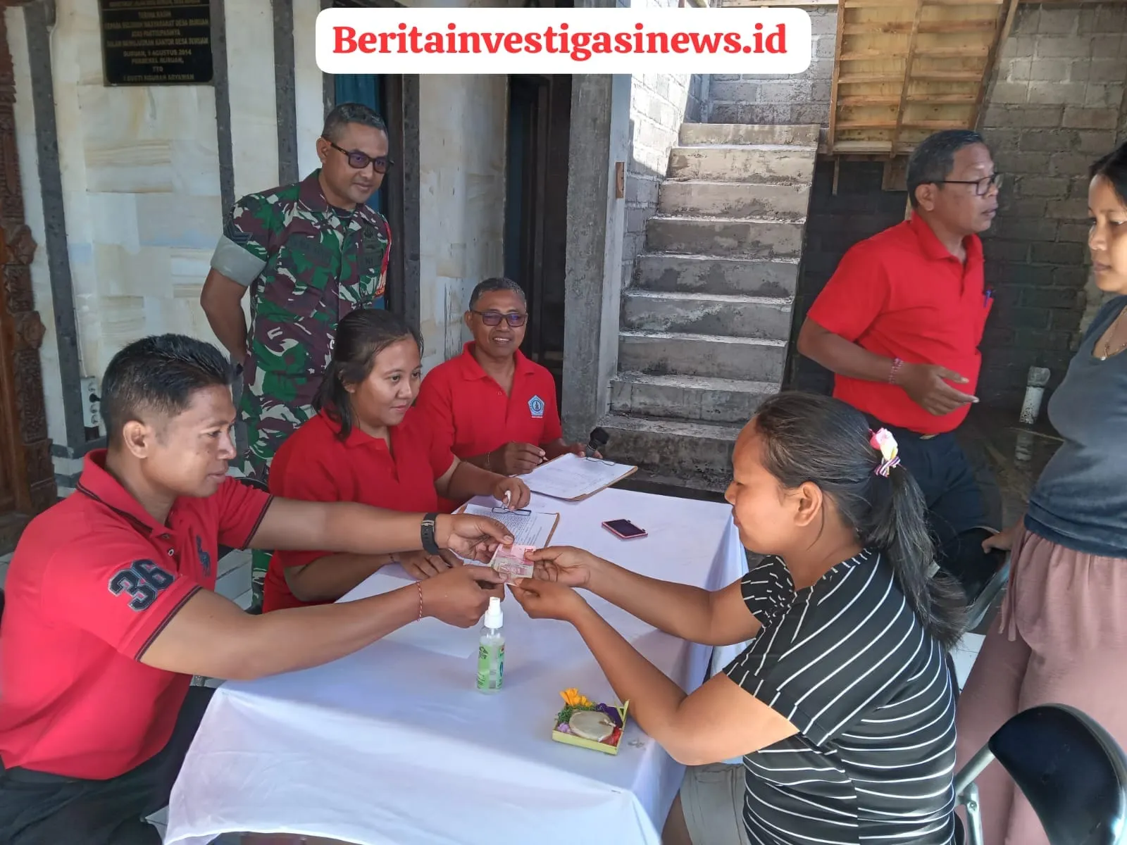 Babinsa-Bhabinkamtibmas Atensi Penyaluran Dana BLT di Kantor Desa Buruan