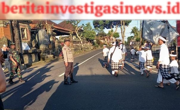 Sinergisitas Pecalang, Babinsa-Bhabinkamtibmas Amankan Mekiis Piodalan Pura Dalem