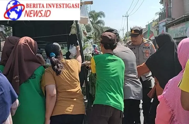 Unik, Polisi Patroli Sambil Berbagi Sayur Gratis Untuk Warga di Kediri