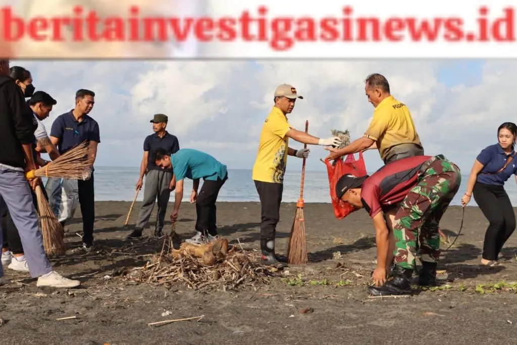 Gotong Royong Bersihkan Sampah di Sirkuit All In One Pengambengan