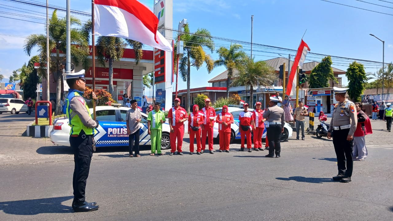 Hormat Bendera Merah Putih, Seluruh Pengendara di Bondowoso Berhenti Saat Detik - Detik Proklamasi