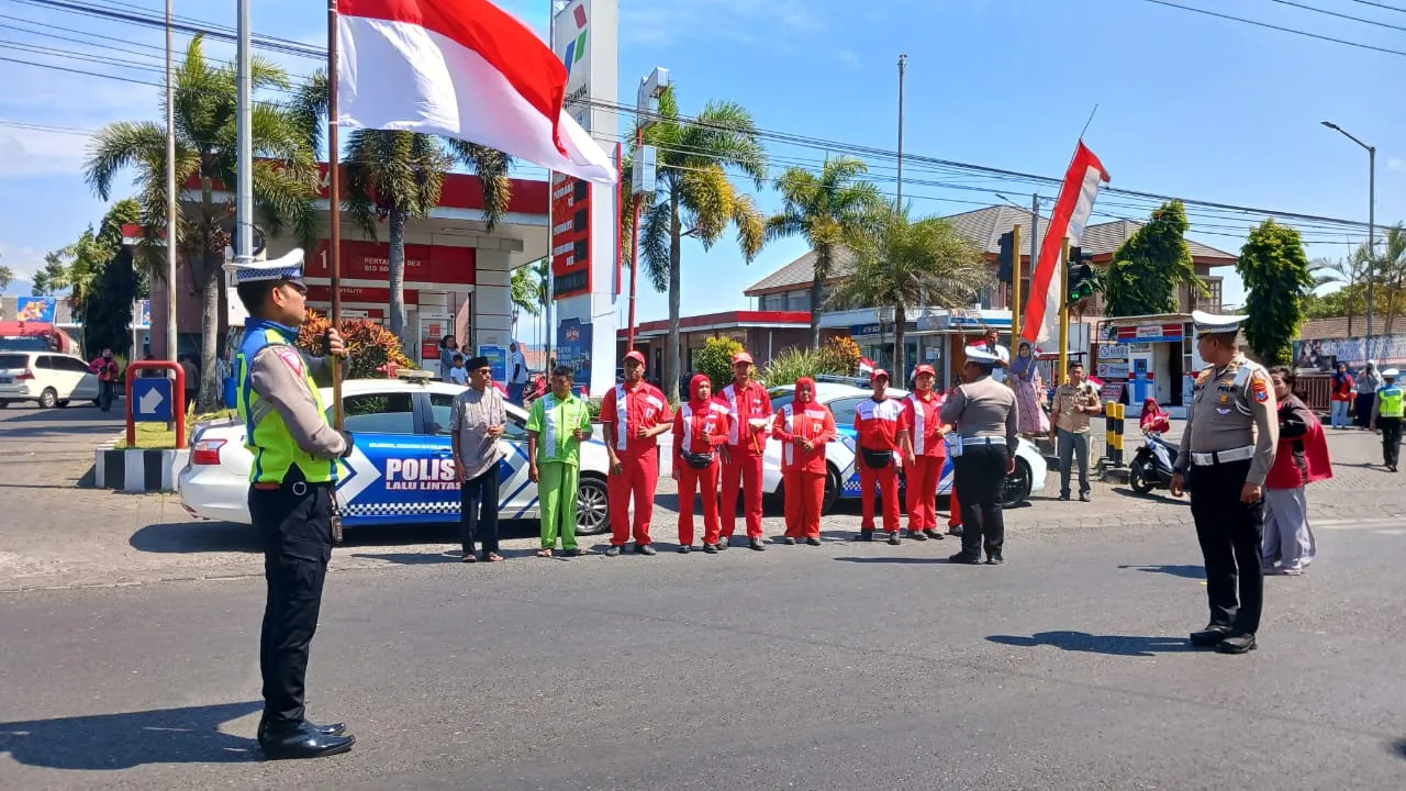 Hormat Bendera Merah Putih, Seluruh Pengendara di Bondowoso Berhenti Saat Detik - Detik Proklamasi