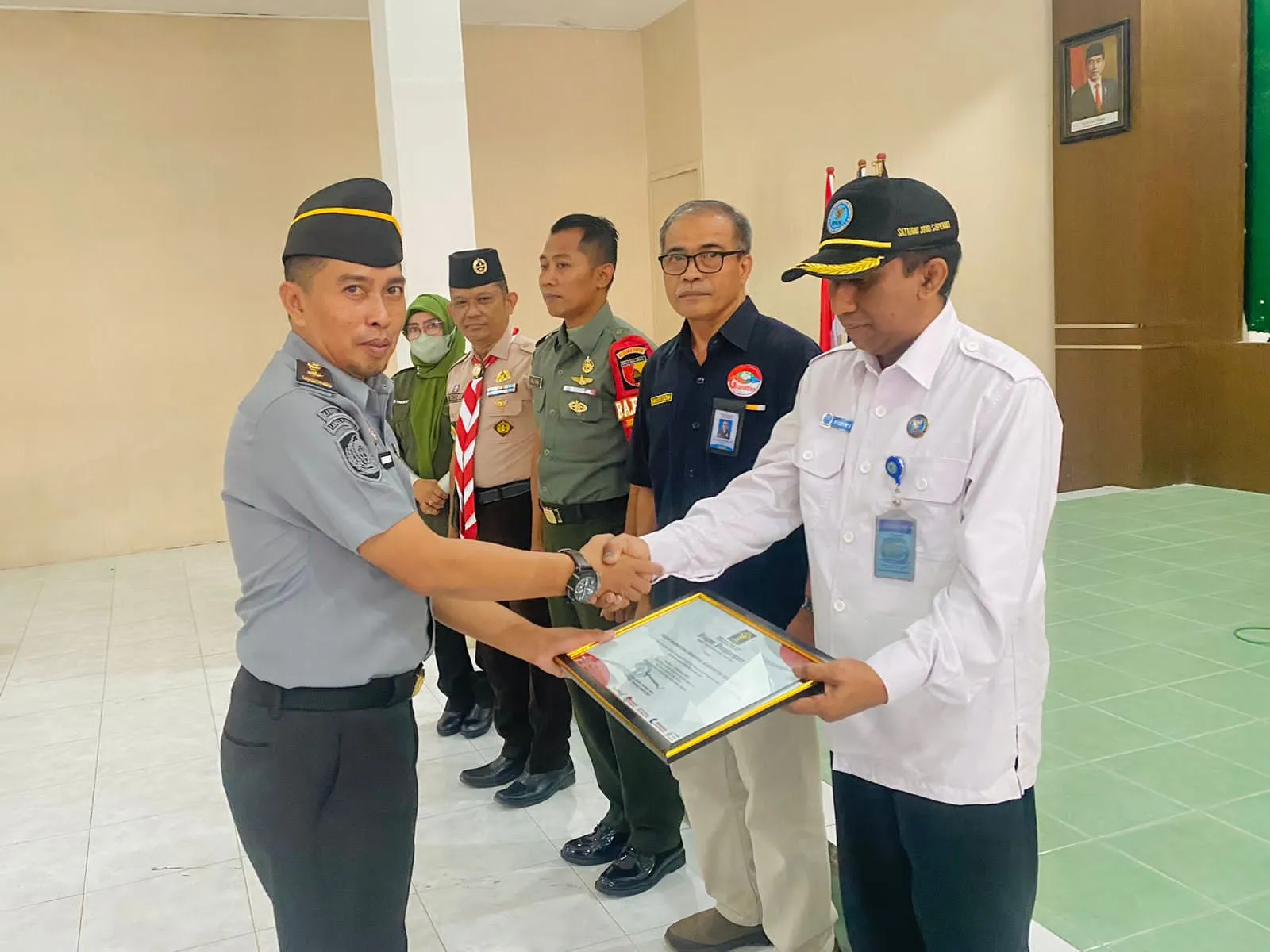 Bentuk Apresiasi, Ka.Kanwil Kemenkumham Jatim Berikan Penghargaan Kepada Mitra Kerja Lapas Pamekasan