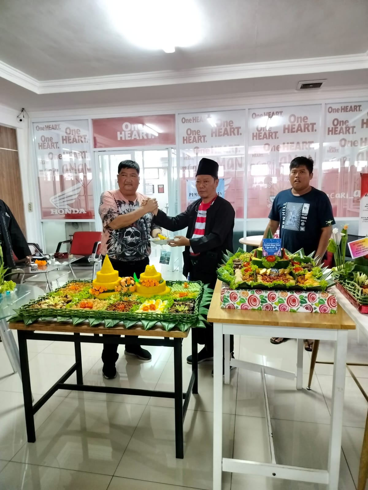 Tedjo Pranoto Admojo Ultah ke-55, Sinar Baru Sumenep Gelar Syukuran dan Potong Tumpeng
