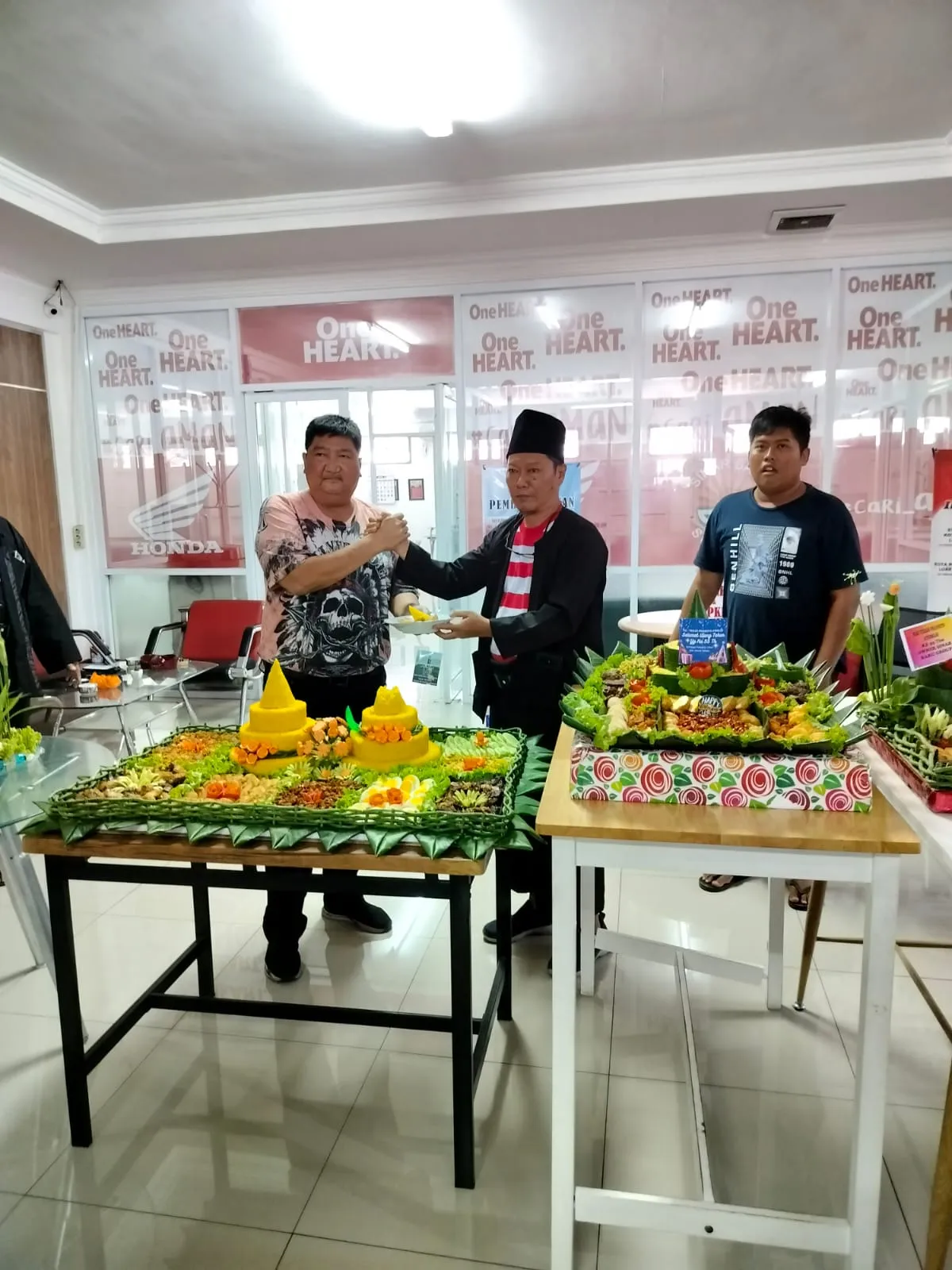 Tedjo Pranoto Admojo Ultah ke-55, Sinar Baru Sumenep Gelar Syukuran dan Potong Tumpeng