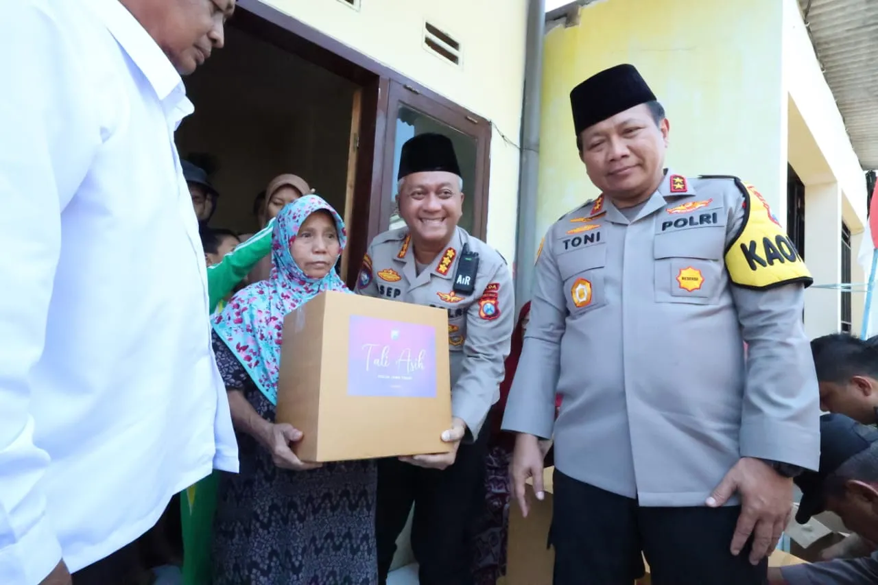 Kapolda Jatim Apresiasi Kinerja Polisi RW Desa Jambangan Pasuruan Kota Saat Jumat Curhat