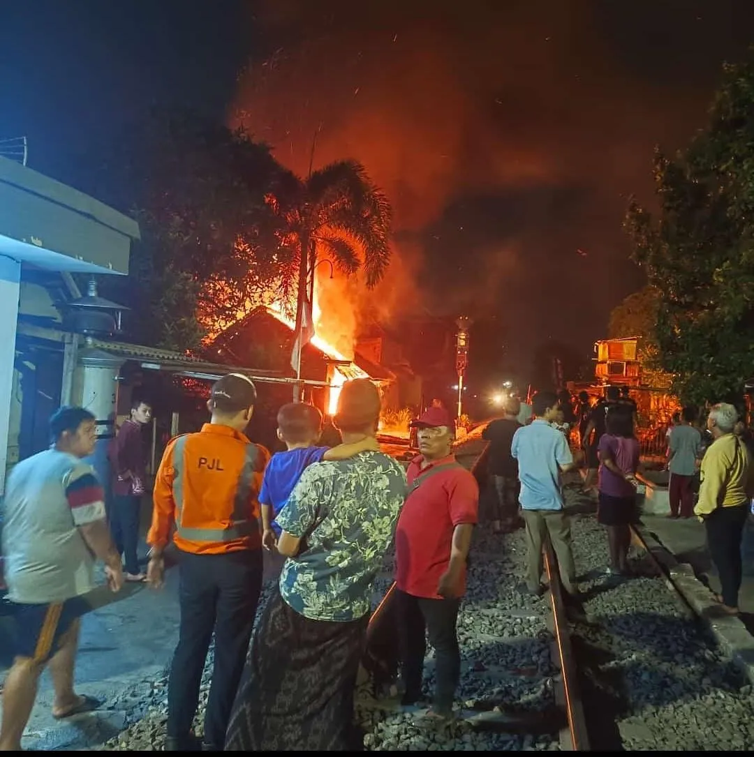 Kebakaran Diduga Korslet Listrik, Si Jago Merah Amuk Rumah Warga Ketintang Baru Gayungan 