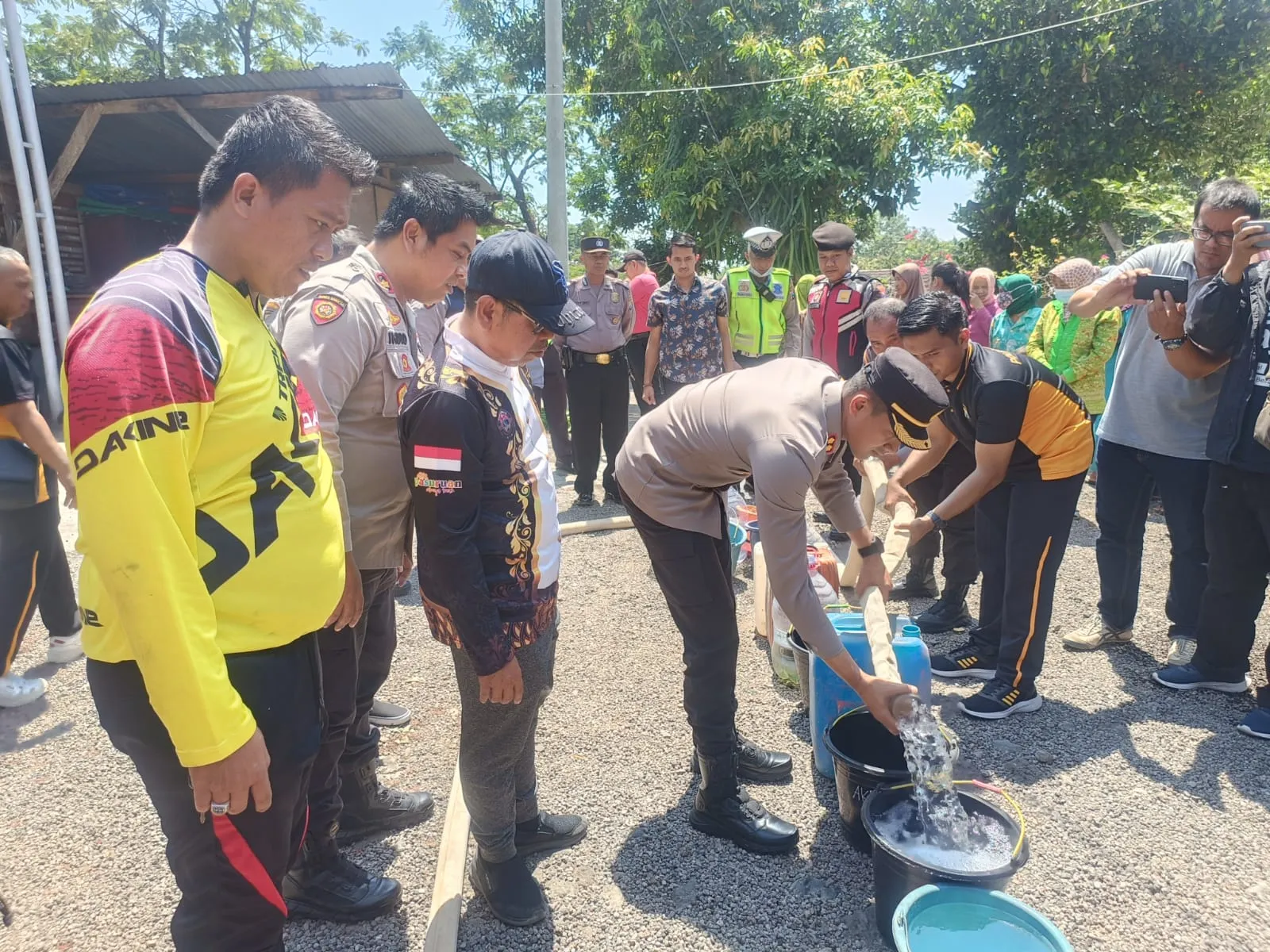 Tangani Dampak Elnino Polisi Beri Bantuan Puluhan Ribu Liter Air Bersih Untuk Warga Pasuruan