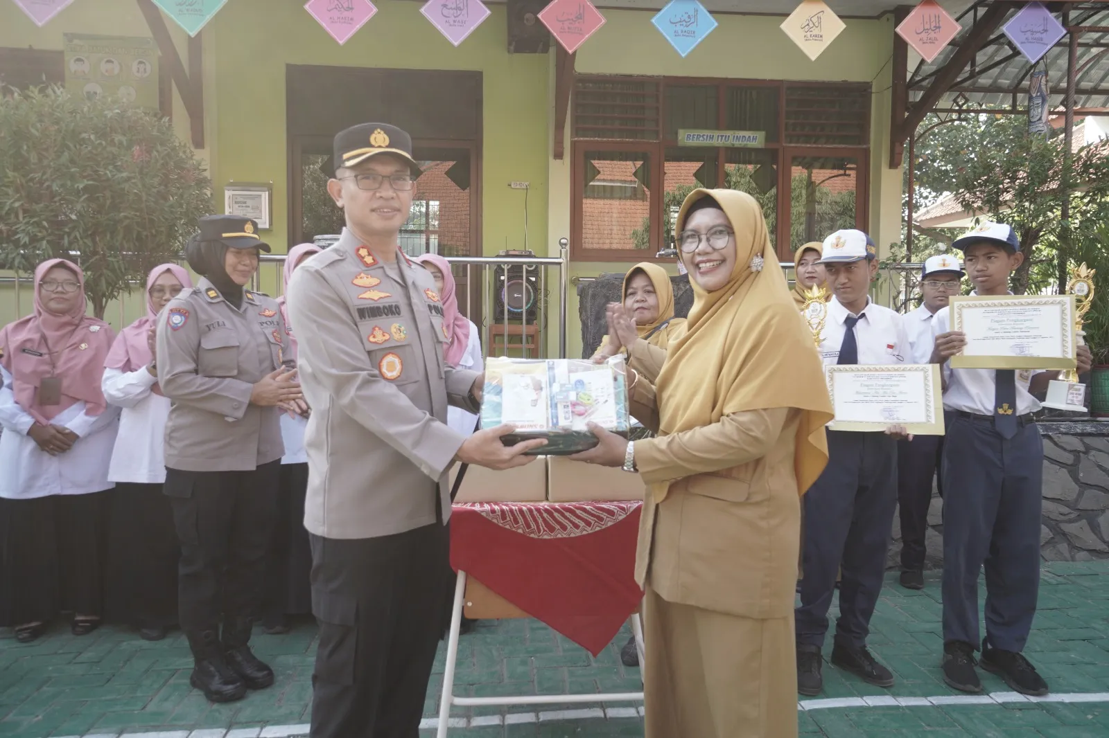 Polisi Peduli Pendidikan, Kapolres Ponorogo Beri Penghargaan Siswa SLBN Yang Berprestasi