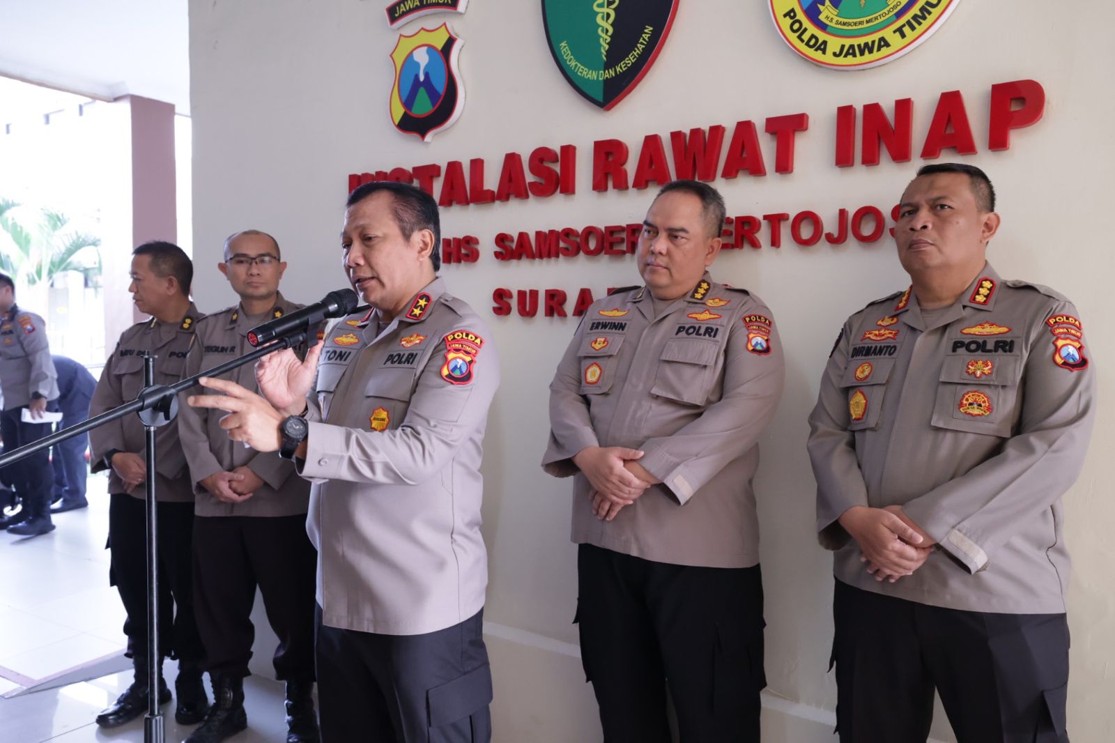 Jelang Operasi, Kapolda Jatim Beri Semangat Cyntya Gadis Viral Penjual Peyek di Surabaya