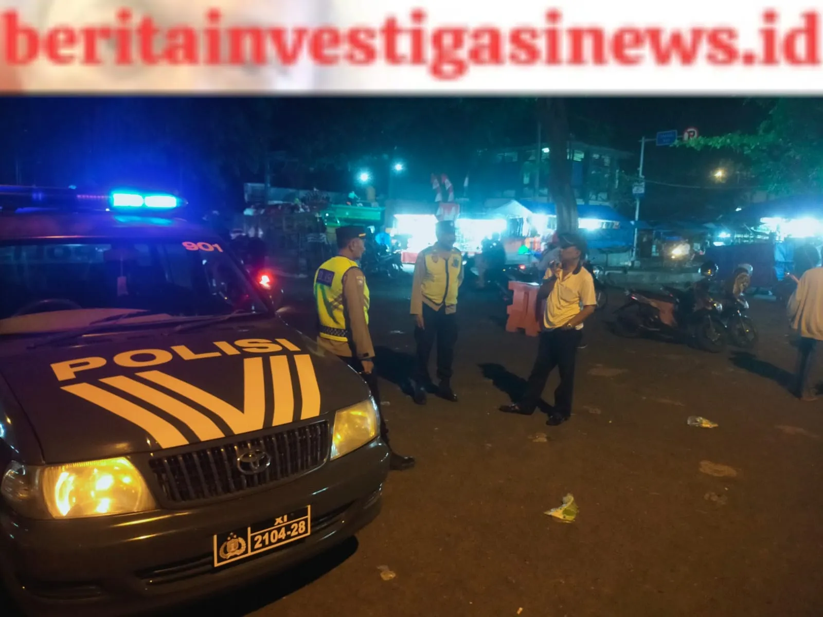 Blue Light Patrol Sign Force di Tengah-Tengah Keramaian