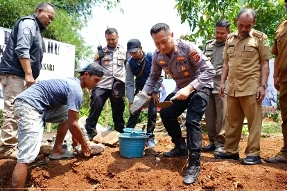 Polri Bantu Warga Korban Kebakaran di Bandung