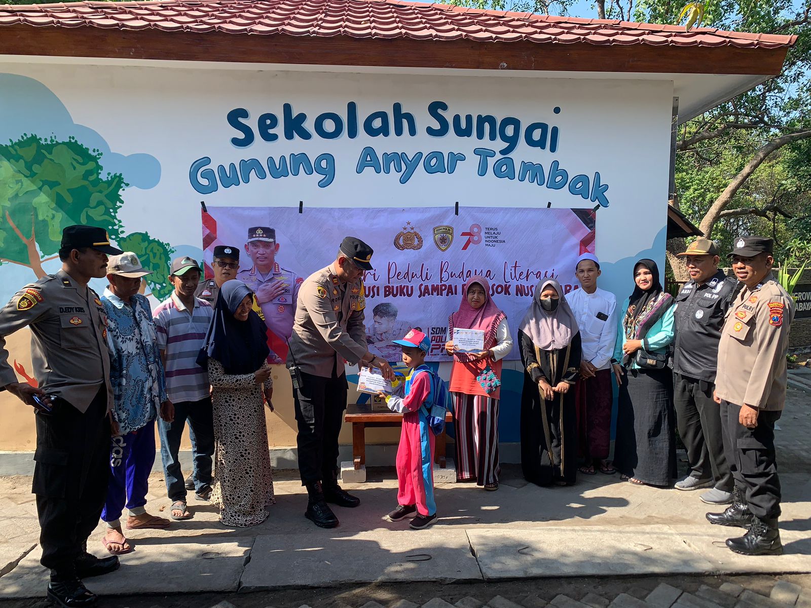 Polsek Gunung Anyar Adakan Giat Beri Bantuan Sosial Serentak Peduli Budaya literasi
