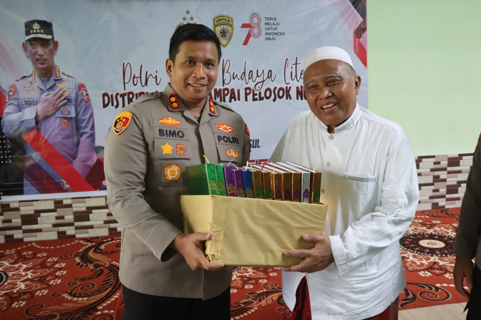 Jumat Curhat di Ponpes Nurul Burhan Kapolres Bondowoso Berbagi Buku Wujud Polri Peduli Literasi