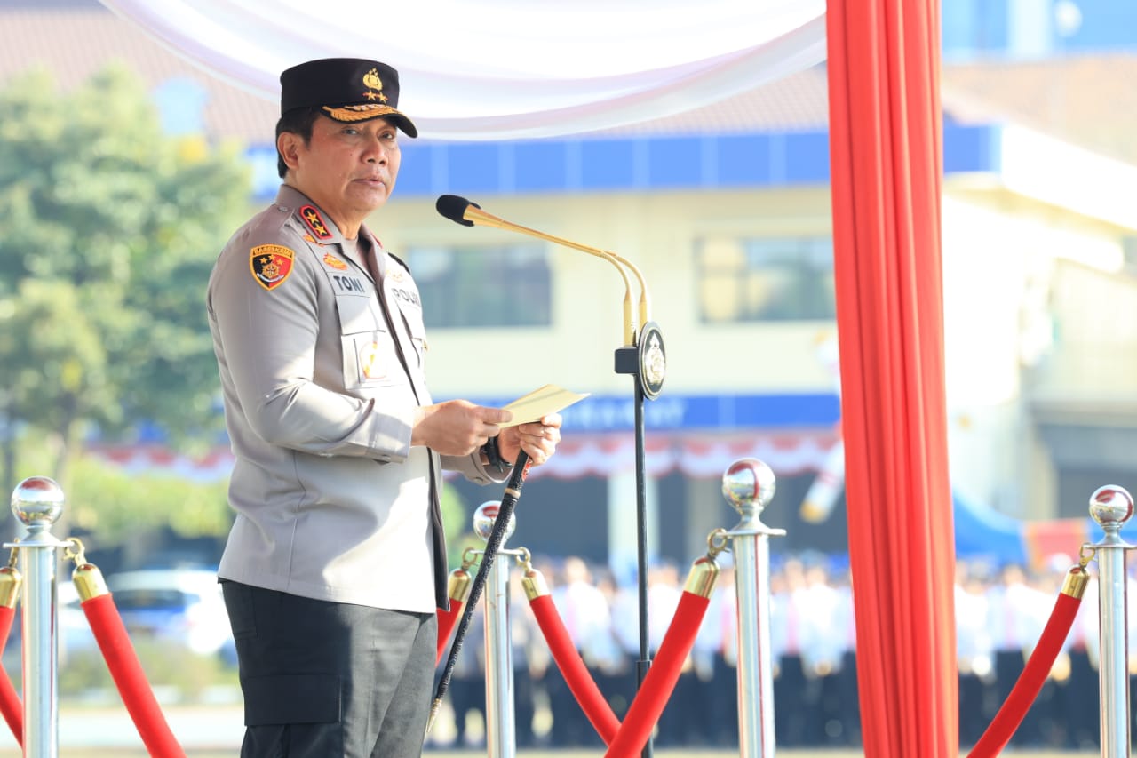 Polda Jatim Berikan Gif Untuk Masyarakat Yang Tertib Berlalulintas Pada Operasi Zebra Semeru 2023
