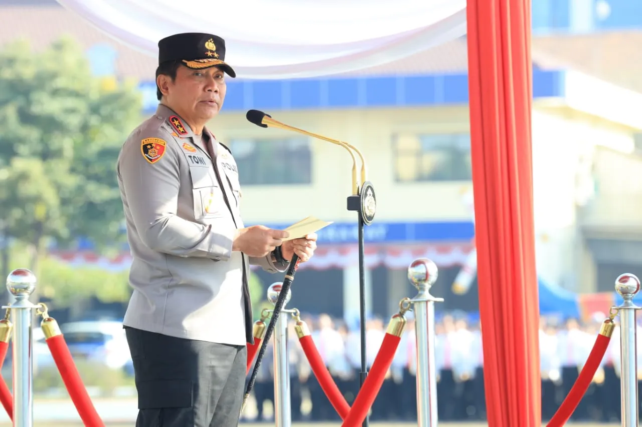 Polda Jatim Berikan Gif Untuk Masyarakat Yang Tertib Berlalulintas Pada Operasi Zebra Semeru 2023